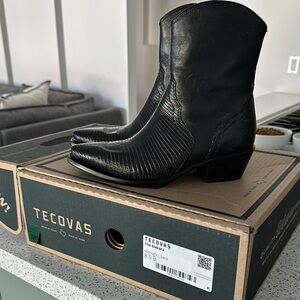 Tecovas Dakota - Black Cowboy Boots with Ribbed Texture and Pointed Toe